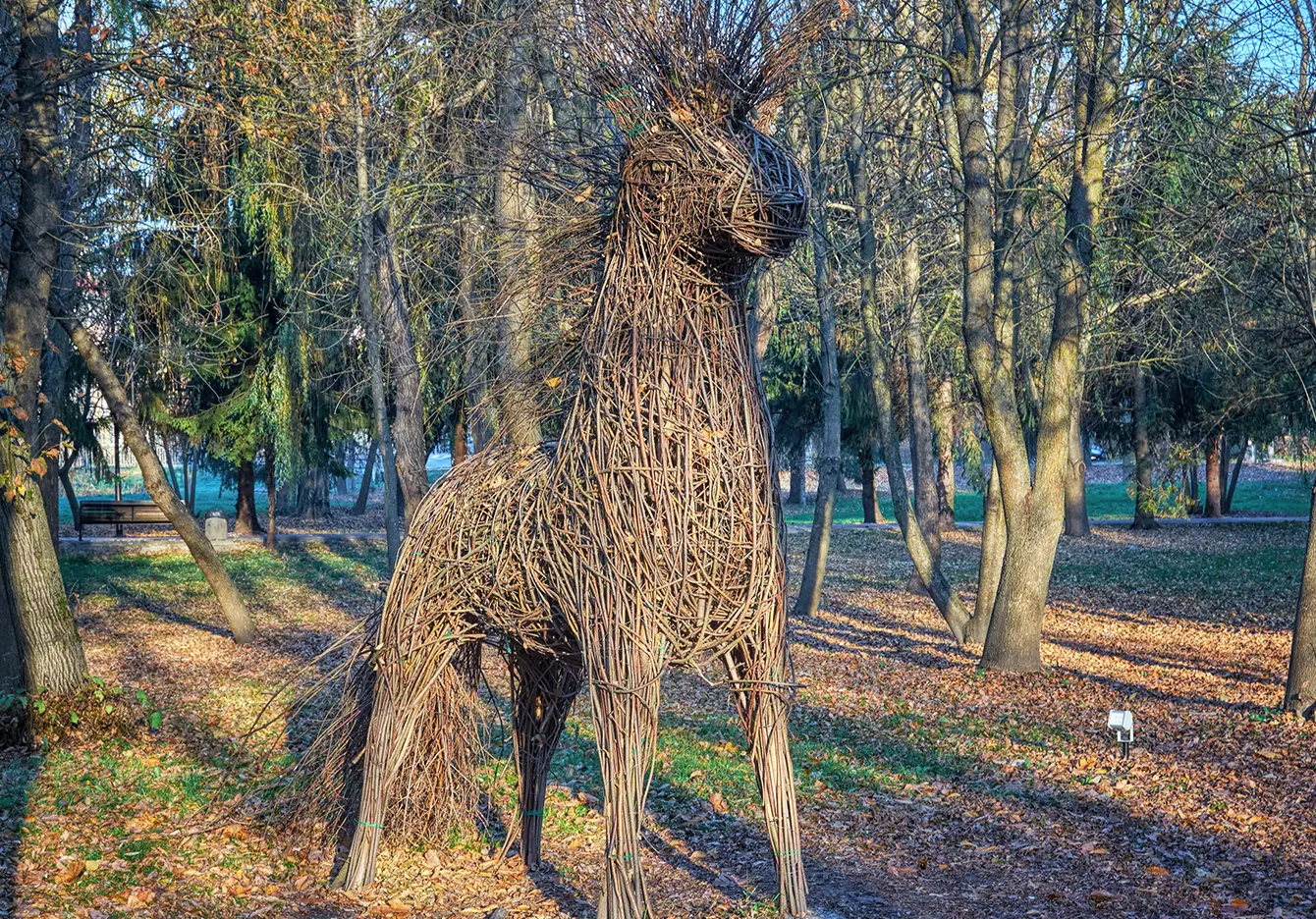 culture-hores-sculpture-in-woods