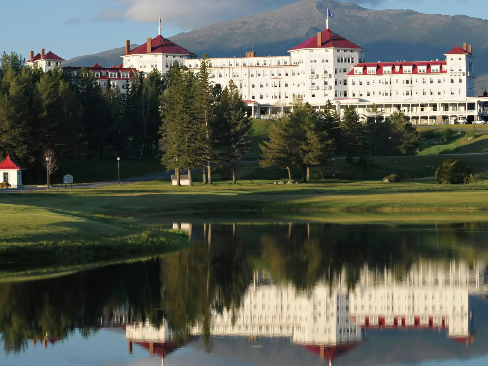 mount-washington-resort-pond-reflection